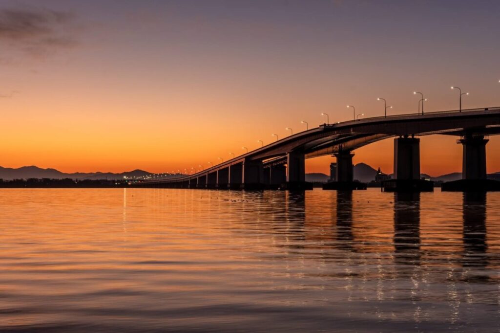 滋賀県夕昏れの琵琶湖大橋と近江富士