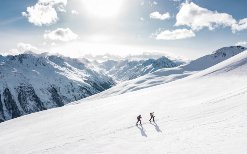 雪山で二人のスキー風景
