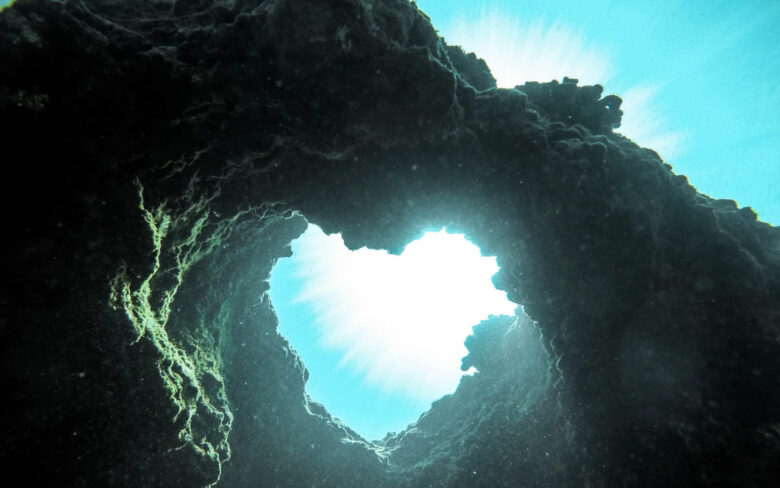 海底の岩の形で空洞部分がハートの形