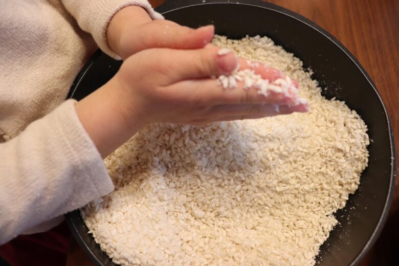 女性が生塩麹を作っています